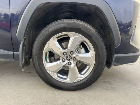 Used 2021 Toyota RAV4 XLE Premium image 27