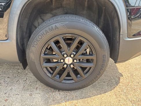 Used 2019 GMC Acadia SLT w/ LPO, Black Accent Package AWD/4WD image 31