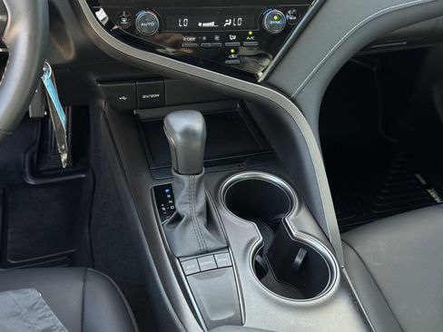 Used 2022 Toyota Camry SE image 18