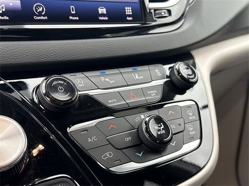 Used 2024 Chrysler Pacifica Touring-L image 18