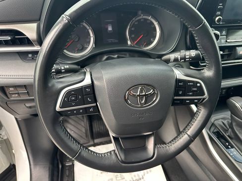 Used 2022 Toyota Highlander LE AWD/4WD image 14