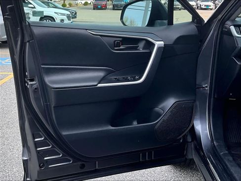 Used 2021 Toyota RAV4 LE image 9