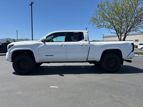 Certified 2025 Toyota Tacoma SR5 AWD/4WD image 4