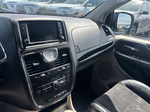 Used 2014 Chrysler Town & Country Touring-L FWD image 27