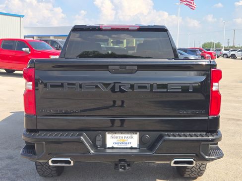 Used 2021 Chevrolet Silverado 1500 Custom Trail Boss w/ LPO, Dark Essentials Package AWD/4WD image 4