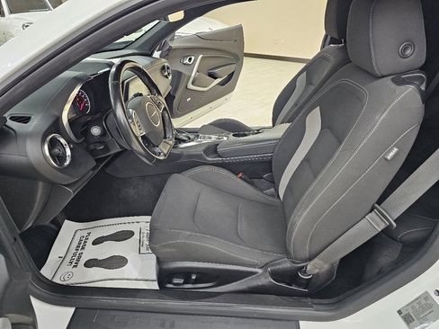 Used 2020 Chevrolet Camaro LT w/ Technology Package image 18