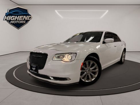 Used 2018 Chrysler 300 Touring image 2