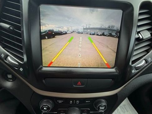 Used 2017 Jeep Cherokee Limited AWD/4WD image 16