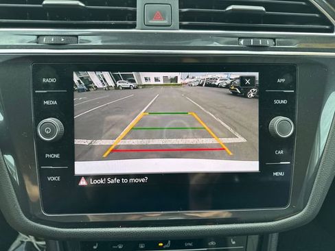 Used 2022 Volkswagen Tiguan SE AWD/4WD image 25