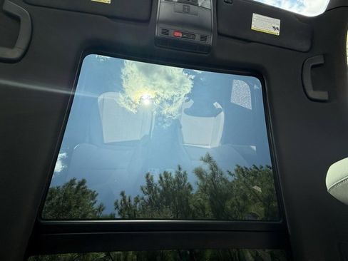 Used 2022 Volkswagen Tiguan SE R-Line image 8