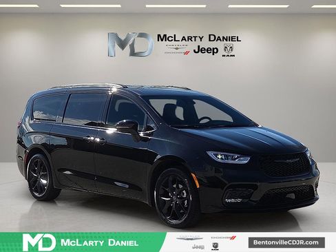 New 2026 Chrysler Pacifica Select w/ S Appearance Package image 1