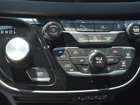Used 2025 Chrysler Pacifica Select FWD image 27