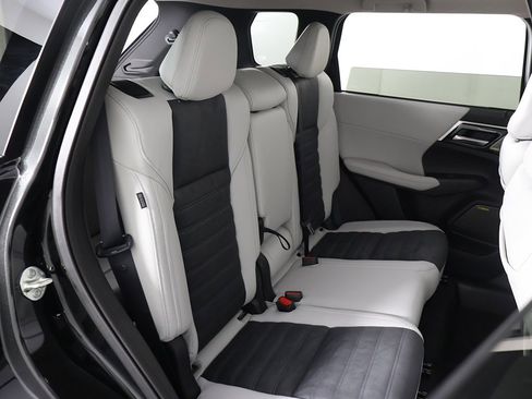 New 2025 Mitsubishi Outlander SE image 36