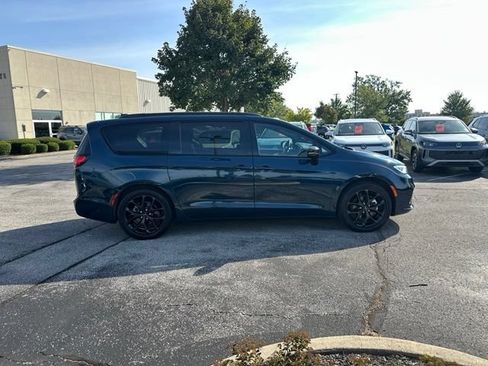 Used 2025 Chrysler Pacifica Limited FWD image 8