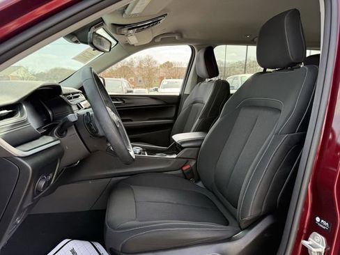 Used 2024 Jeep Grand Cherokee Laredo image 12