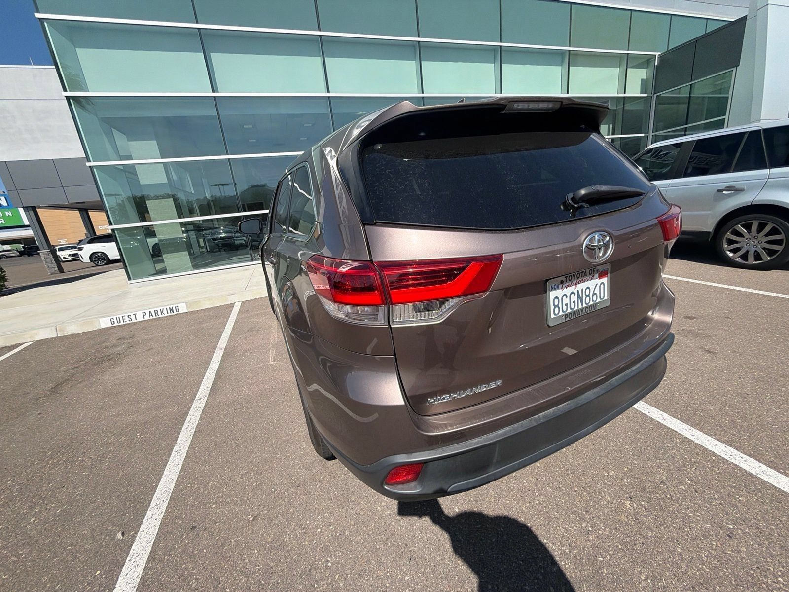 Used 2018 Toyota Highlander Plus w/ Carpet Mat Package (TMS) FWD image 12