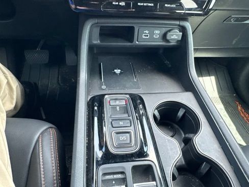 Used 2025 Honda Pilot TrailSport image 13