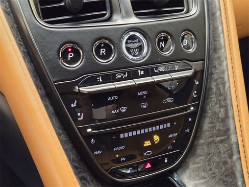 Used 2021 Aston Martin DB11 image 39
