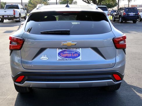Used 2025 Chevrolet Trax LT w/ LT Convenience Package FWD image 16