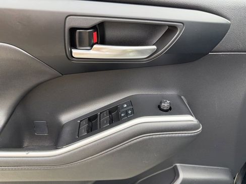 Used 2021 Toyota Highlander XLE image 16