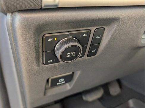 New 2025 Ford Expedition Active image 18