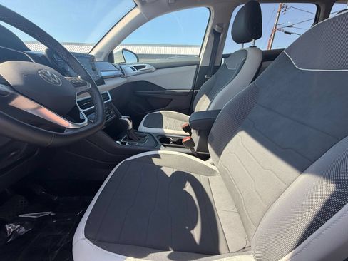 Used 2025 Volkswagen Taos SE FWD image 28