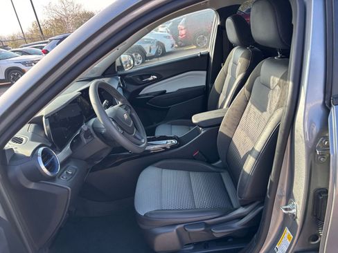 Used 2025 Chevrolet Trax LT image 25