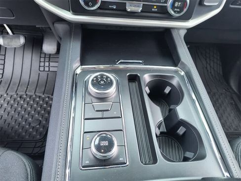 Used 2024 Ford Expedition XLT image 20