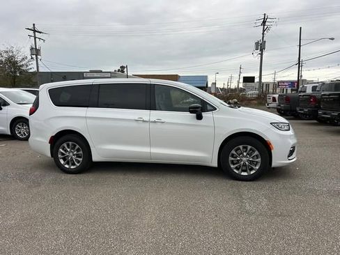 New 2026 Chrysler Pacifica Limited image 2