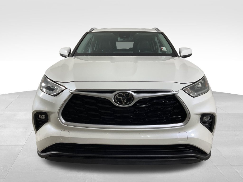 Used 2020 Toyota Highlander XLE AWD/4WD image 3