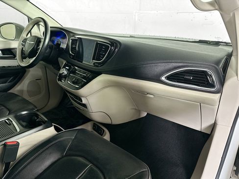 Used 2018 Chrysler Pacifica Limited image 32