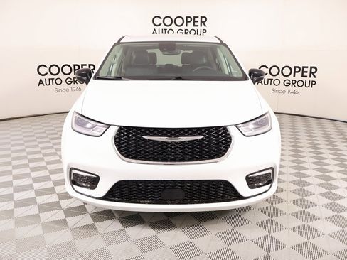 Used 2024 Chrysler Pacifica Touring-L image 9