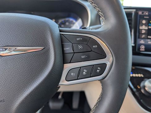 Used 2024 Chrysler Pacifica Touring-L FWD image 24