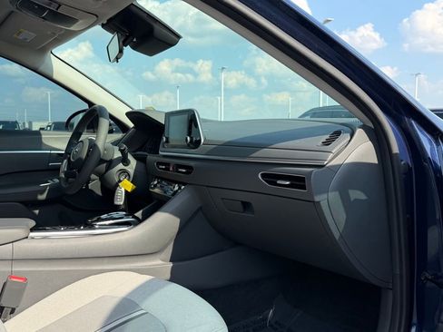 Used 2021 Hyundai Sonata SE w/ Preferred Accessory Package FWD image 21