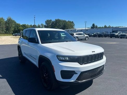 Used 2024 Jeep Grand Cherokee Altitude AWD/4WD image 7