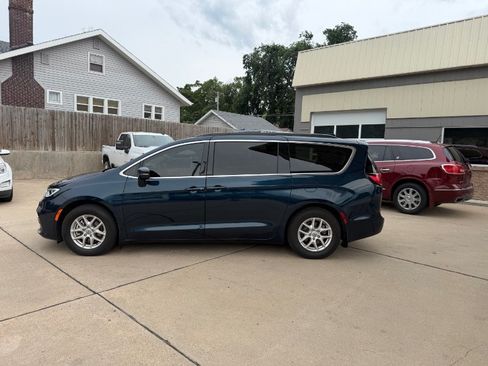Used 2022 Chrysler Pacifica Touring-L FWD image 34
