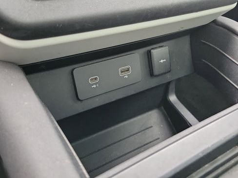 Used 2020 Land Rover Defender 110 SE image 37