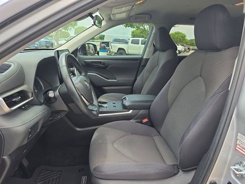 Used 2023 Toyota Highlander LE image 16