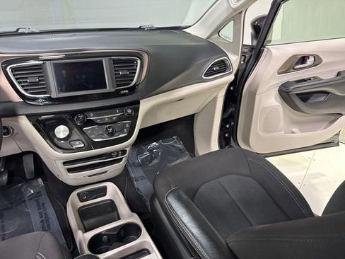 Used 2020 Chrysler Voyager LX FWD image 23