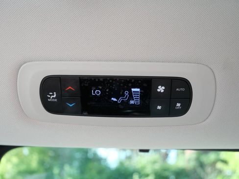 Used 2024 Chrysler Pacifica Touring-L FWD image 21