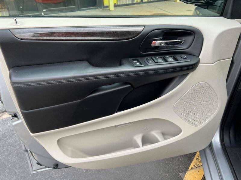 Used 2018 Dodge Grand Caravan SE w/ UConnect Hands-Free Group FWD image 16