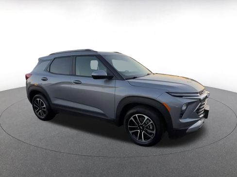 Used 2025 Chevrolet TrailBlazer LT image 2