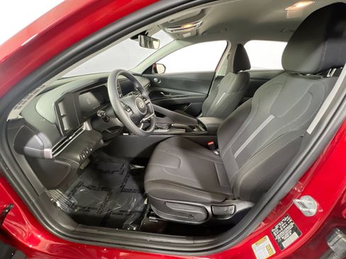 Used 2024 Hyundai Elantra SE FWD image 19