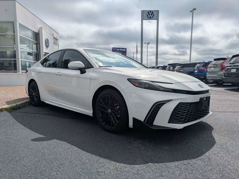 Used 2025 Toyota Camry SE FWD image 3