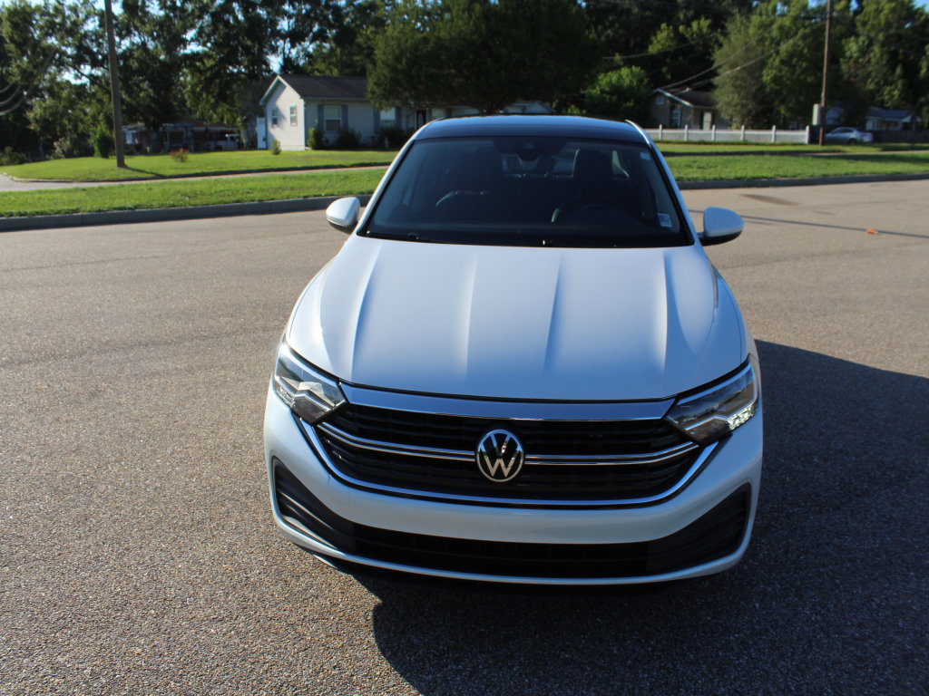 Used 2023 Volkswagen Jetta SE w/ Panoramic Sunroof Package FWD image 4
