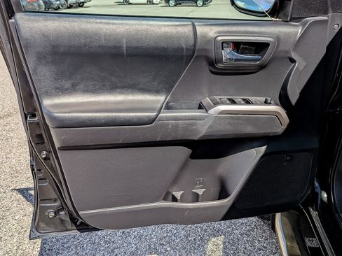 Used 2022 Toyota Tacoma Limited image 17