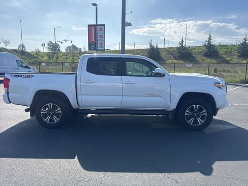 Used 2017 Toyota Tacoma TRD Sport image 8