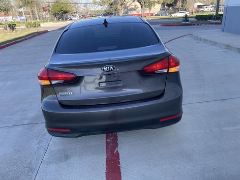 Used 2017 Kia Forte LX w/ LX Popular Package image 4