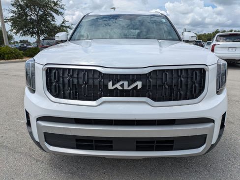 Used 2024 Kia Telluride EX w/ EX Captain's Chair Package FWD image 3