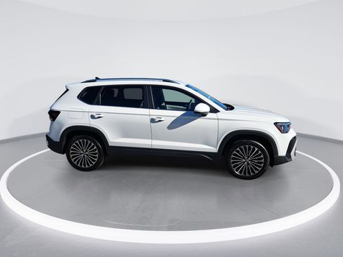 New 2026 Volkswagen Taos SE image 2